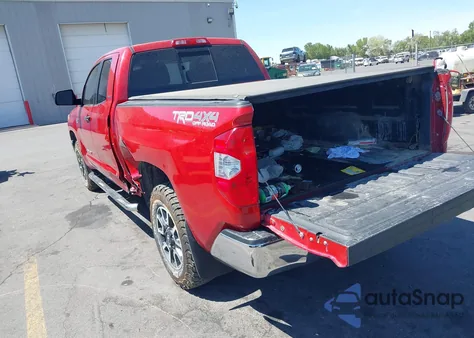 2016 Toyota Tundra Sr5 5.7L V8 z USA, uszkodzony, nr VIN 5TFUY5F18GX577187